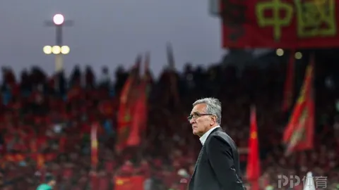 小沈阳酒后现身，步履蹒跚需四壮汉搀扶