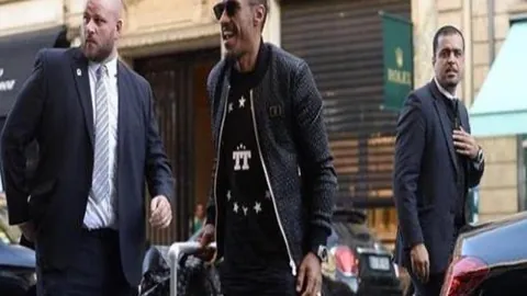 “篮球瞬间：新秀竖起中指挑衅，C罗连续头槌三击反击显威”